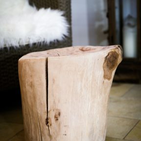 <span style="color: white"> Hocker </span><p></p><span style="color: white"> Holz: Buche </span><p></p><span style="color: white"> H x B: 35 cm x 35 cm </span><p></p>